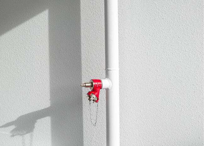 tubio sobre pared blanca